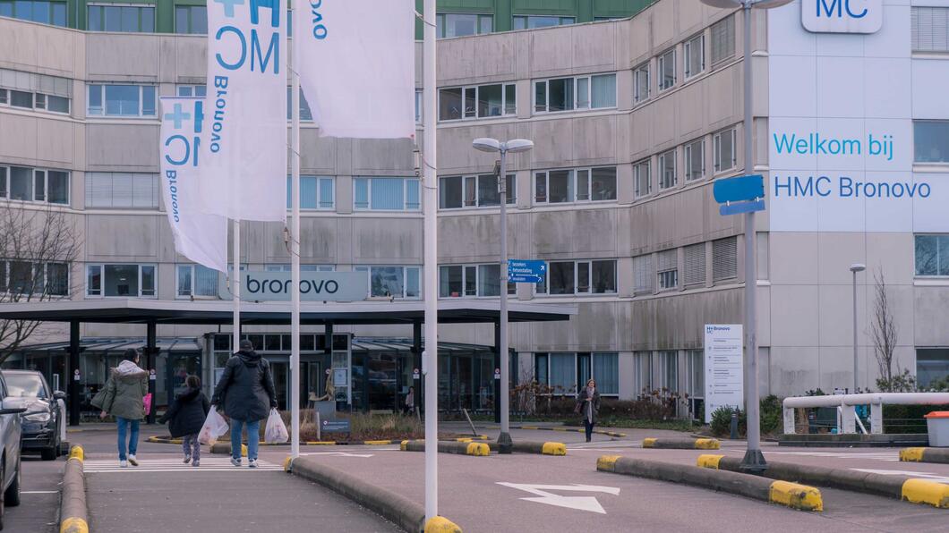 Plaatje van de ingang van een ziekenhuis