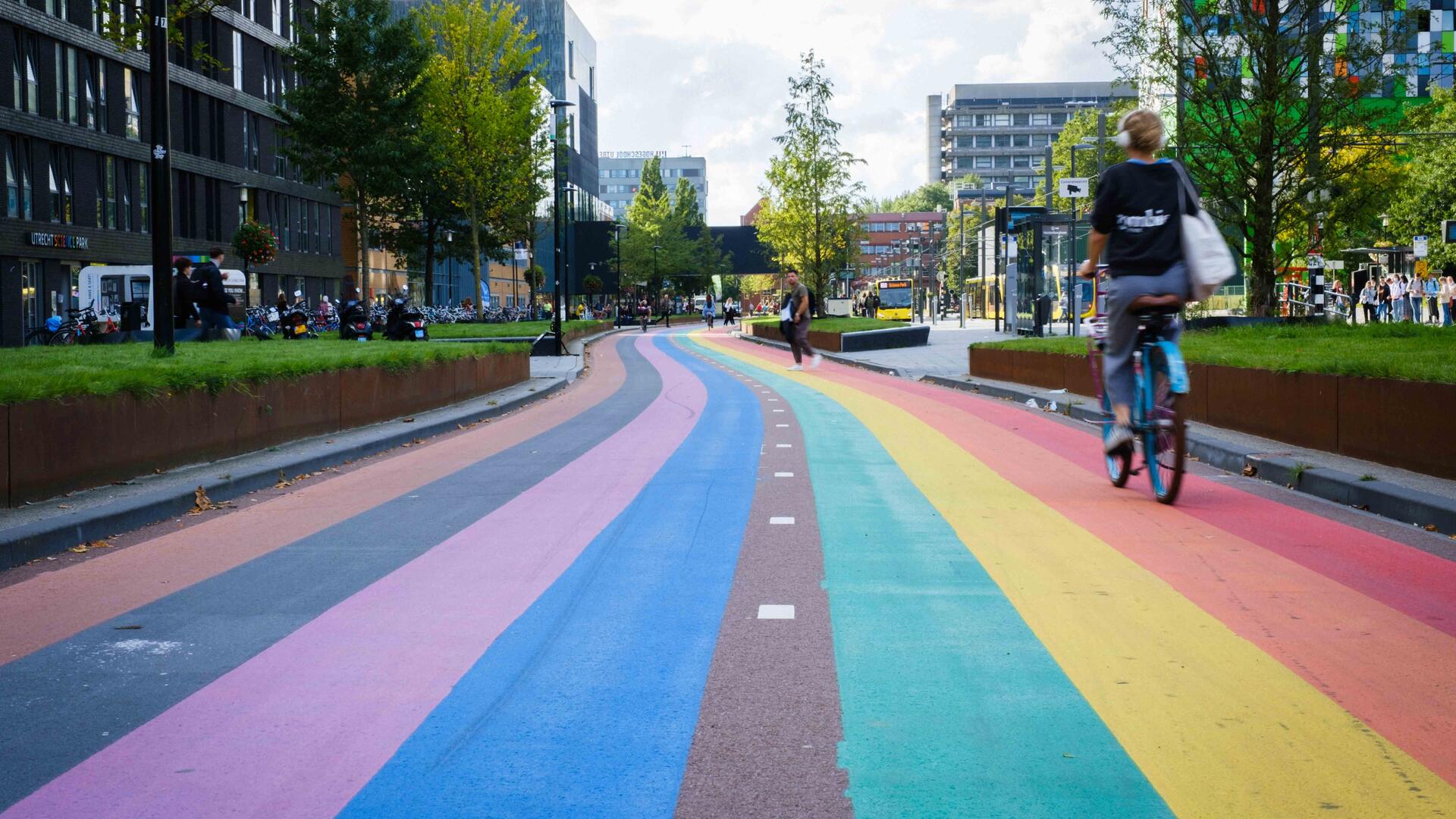 Een fietspad met de kleuren van de regenboog